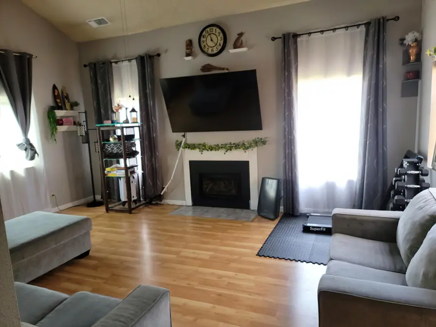 924 E Oakridge Avenue, Visalia, CA 93292 - #3