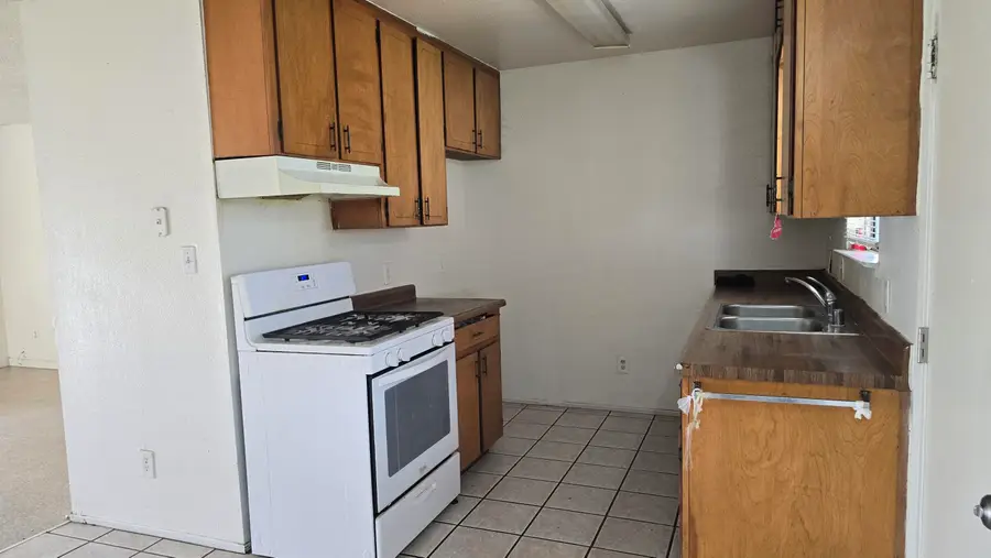 762 W Front Street, Farmersville, CA 93223 - #3