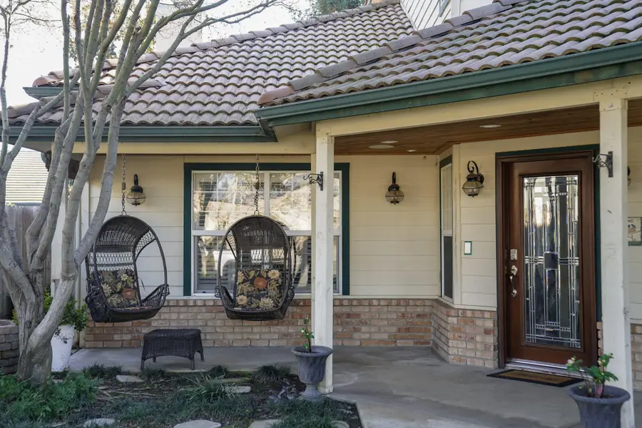 1015 E Chestnut Court, Visalia, CA 93292 - Image #2