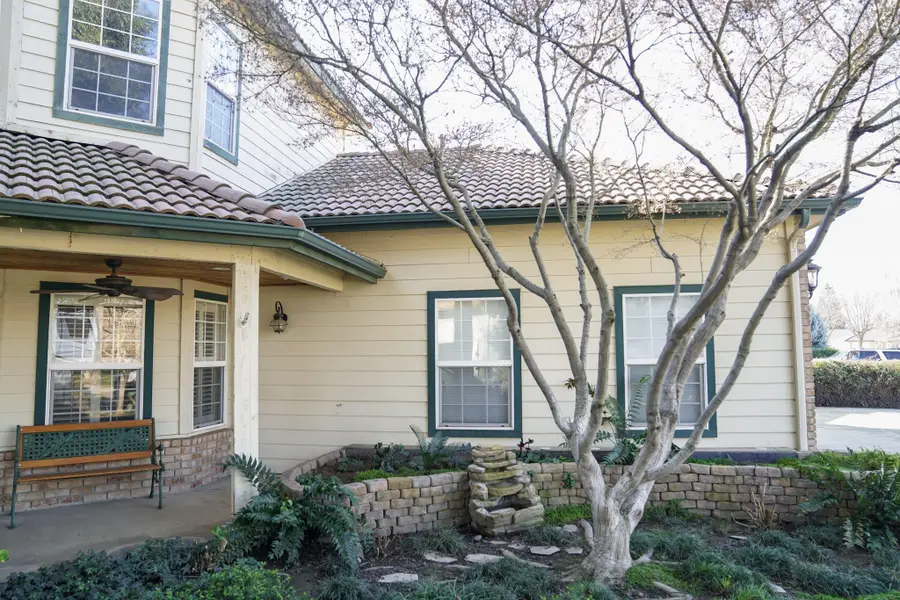 1015 E Chestnut Court, Visalia, CA 93292 - Image #3