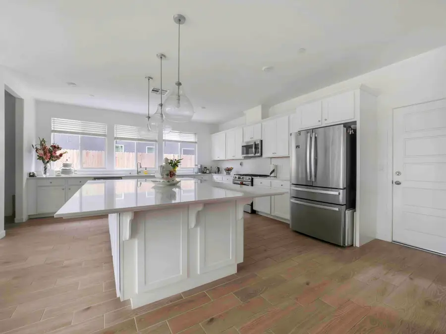 143 NE Riverway Drive, Visalia, CA 93291 - Image #2