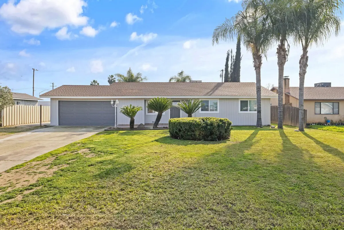 2072 E Olive Way, Dinuba, CA 93618 - #1