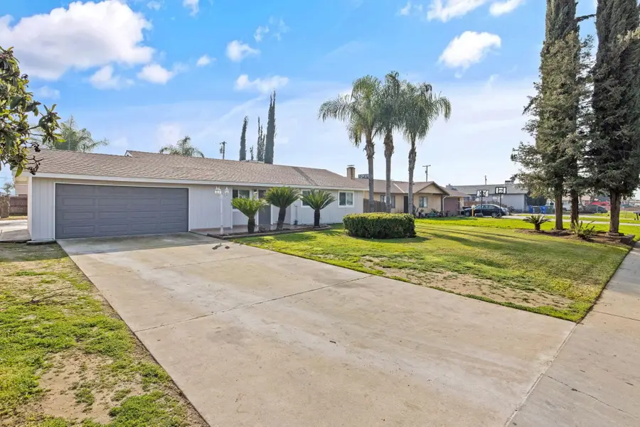 2072 E Olive Way, Dinuba, CA 93618 - #3