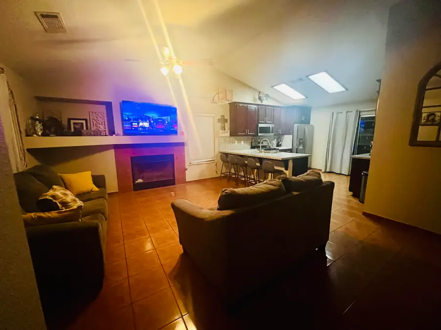 925 W Petunia Street, Farmersville, CA 93223 - #3