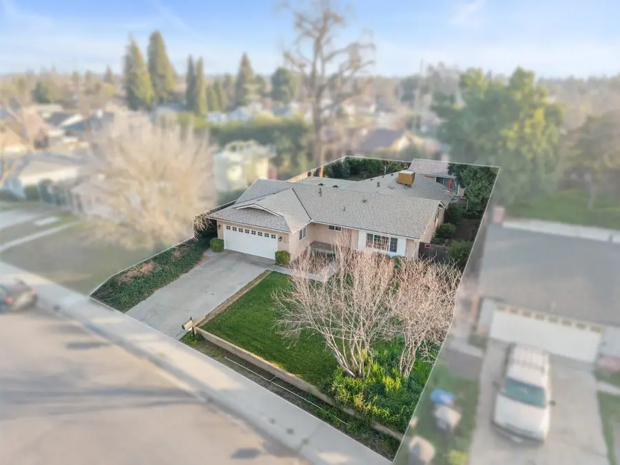 723 W Cambridge Avenue, Visalia, CA 93277 - #2