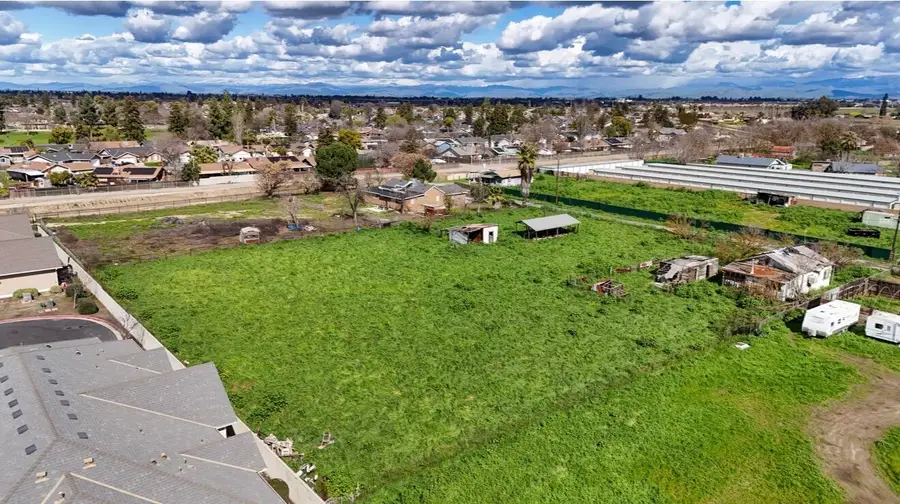 1686 E Foster Drive #H, Tulare, CA 93274 - #2