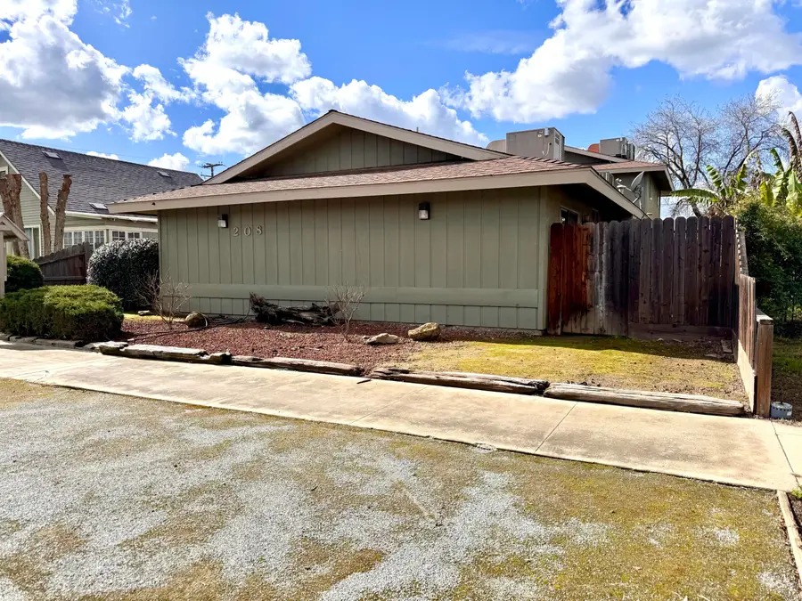 208 N B Street, Exeter, CA 93221 - #2