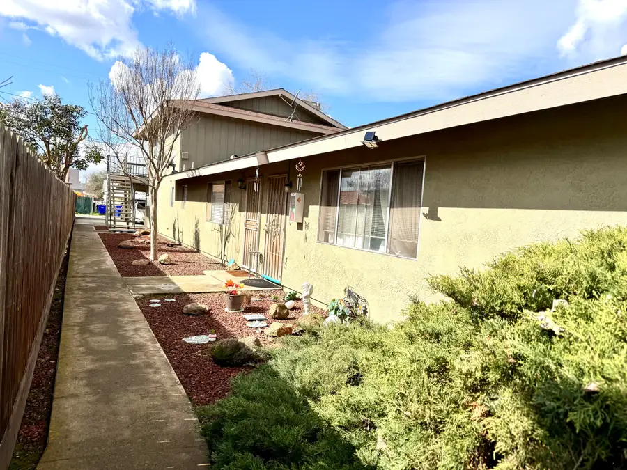 208 N B Street, Exeter, CA 93221 - #3
