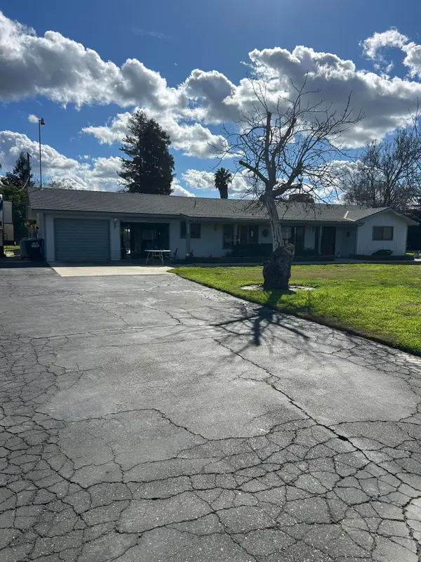 2745 E Goshen Avenue Ne, Visalia, CA 93292
