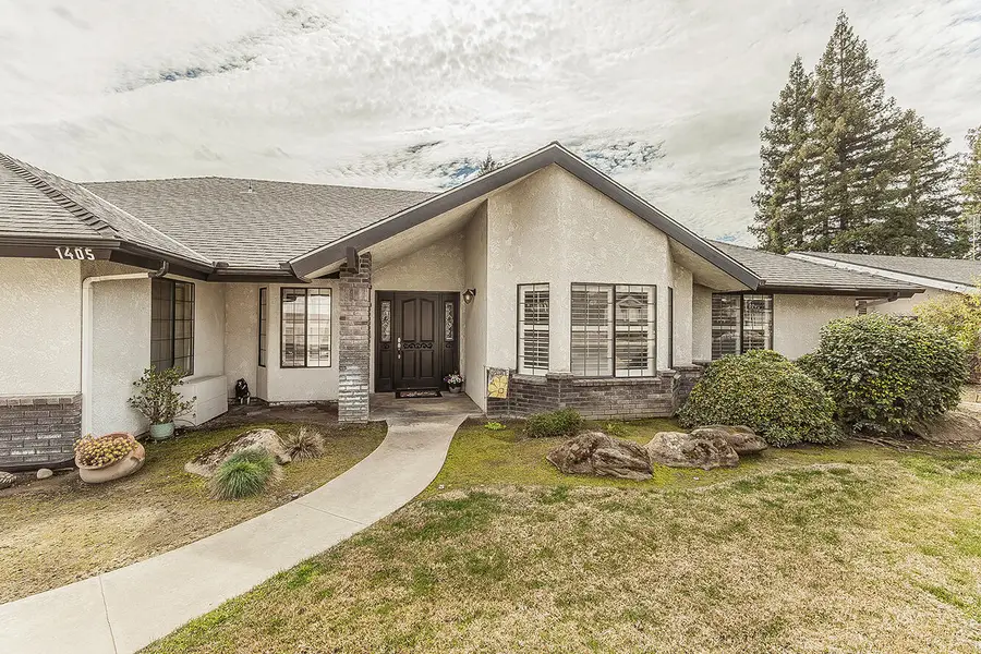 1405 W Flora Avenue, Reedley, CA 93654 - #2