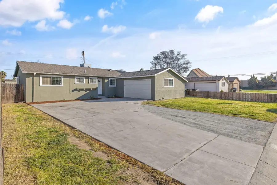 2528 W Howard Avenue, Visalia, CA 93277 - #3