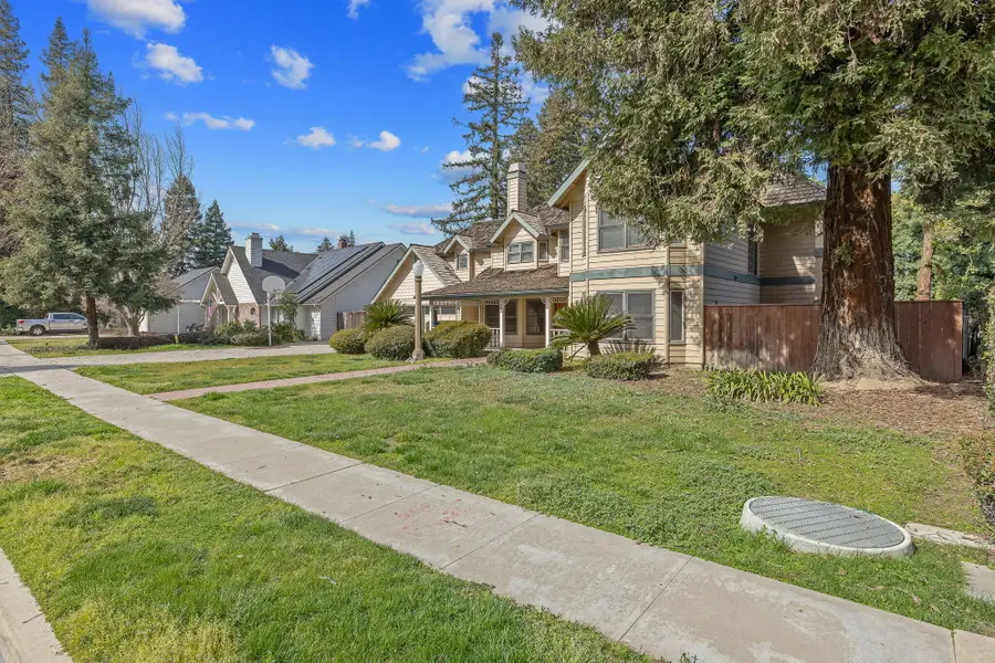 144 E Parkview Avenue, Visalia, CA 93277 - #2
