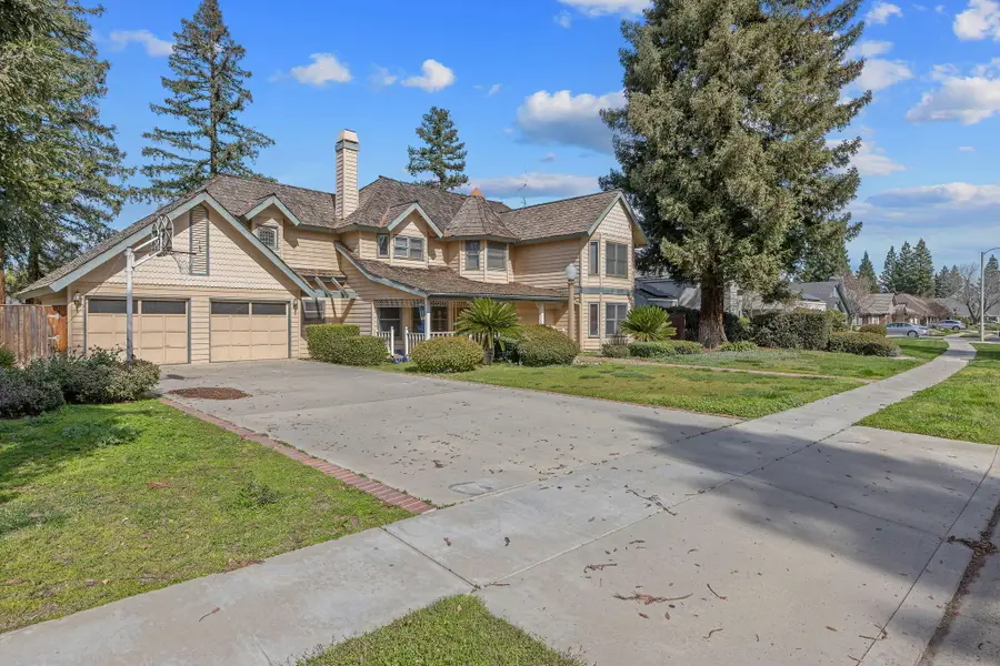 144 E Parkview Avenue, Visalia, CA 93277 - #3