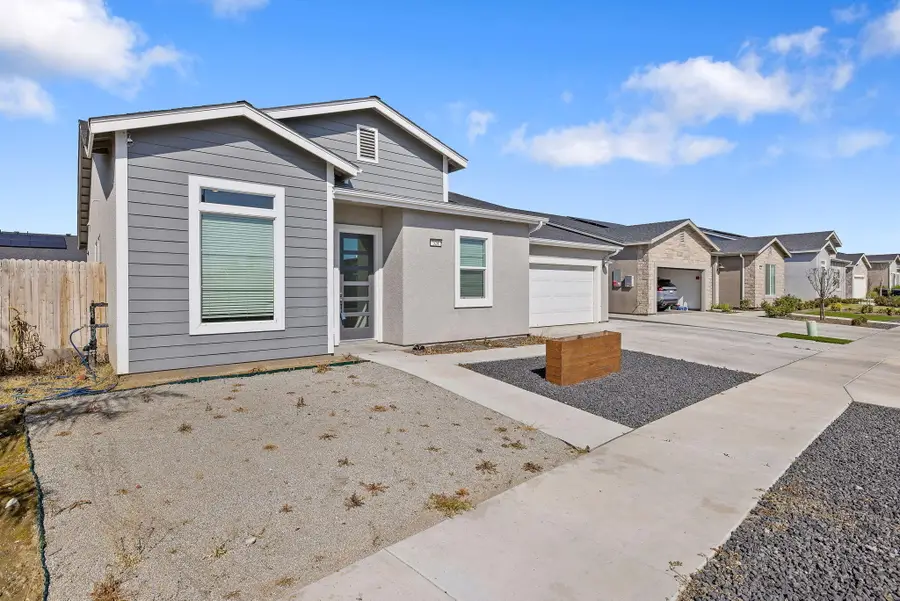 324 E Newton Avenue, Visalia, CA 93291 - #2