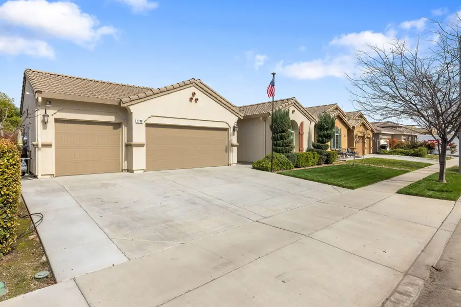 2790 Harbor Island Avenue, Tulare, CA 93274 - #2