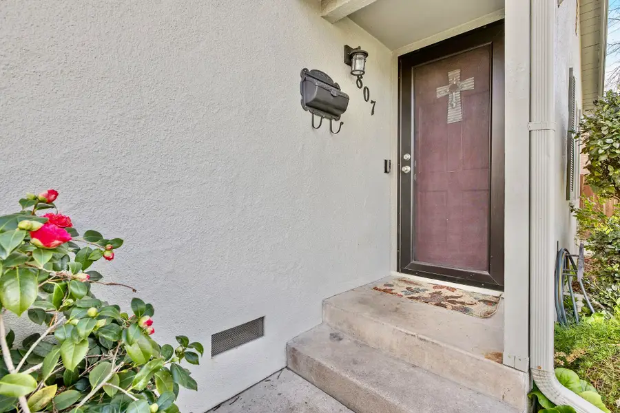 807 W Grove Avenue, Visalia, CA 93291 - #3