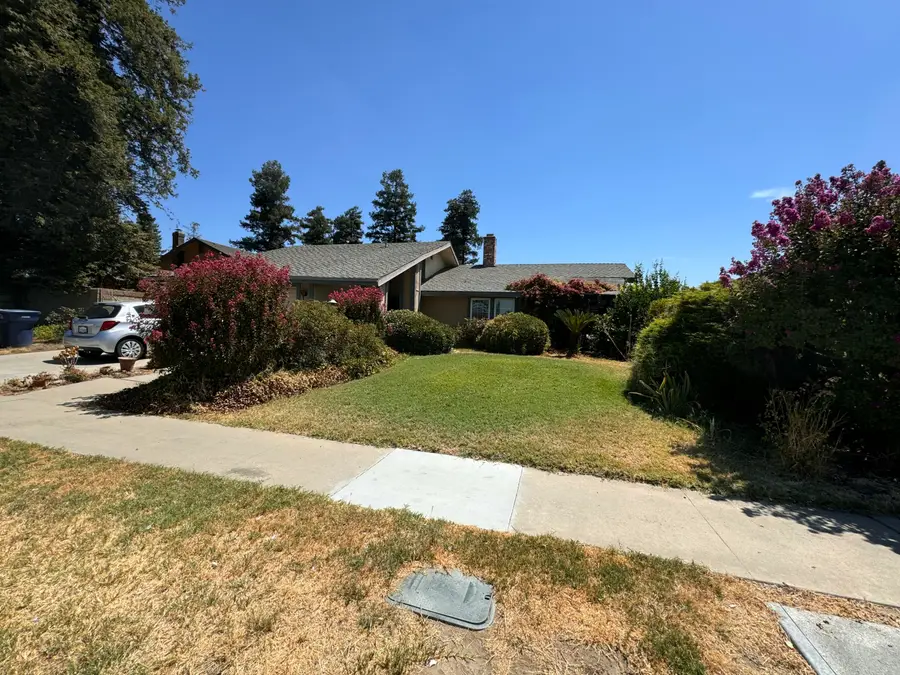 1352 N M Street, Tulare, CA 93274 - #2