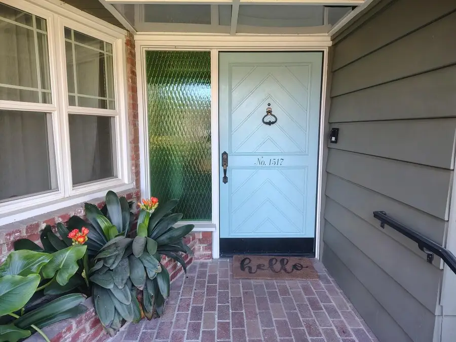 1517 W Kaweah Avenue, Visalia, CA 93277 - #2