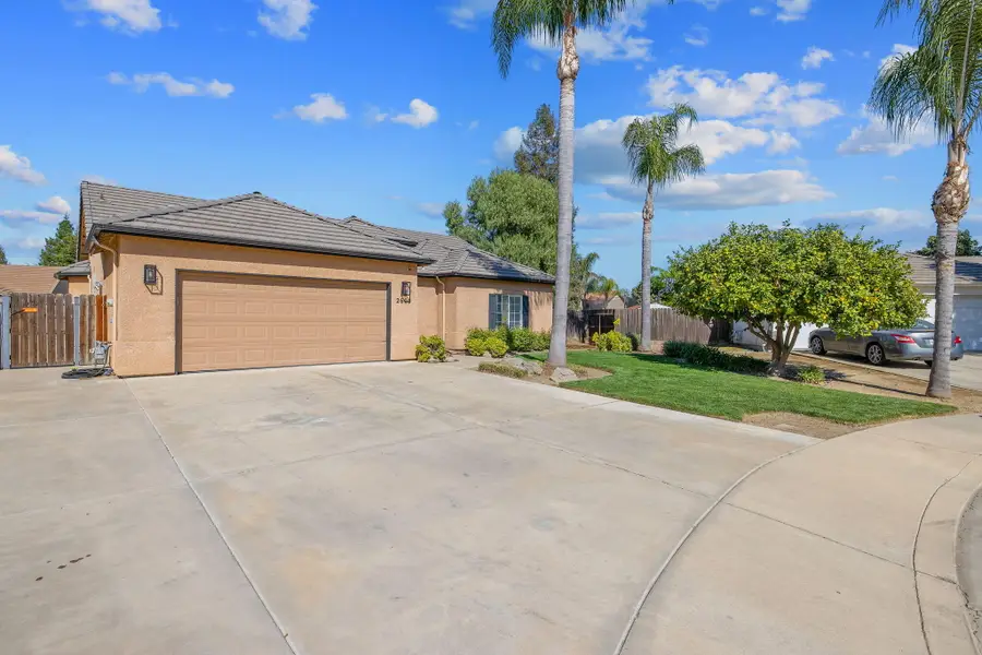 2600 W Oakridge Avenue, Visalia, CA 93291 - #3