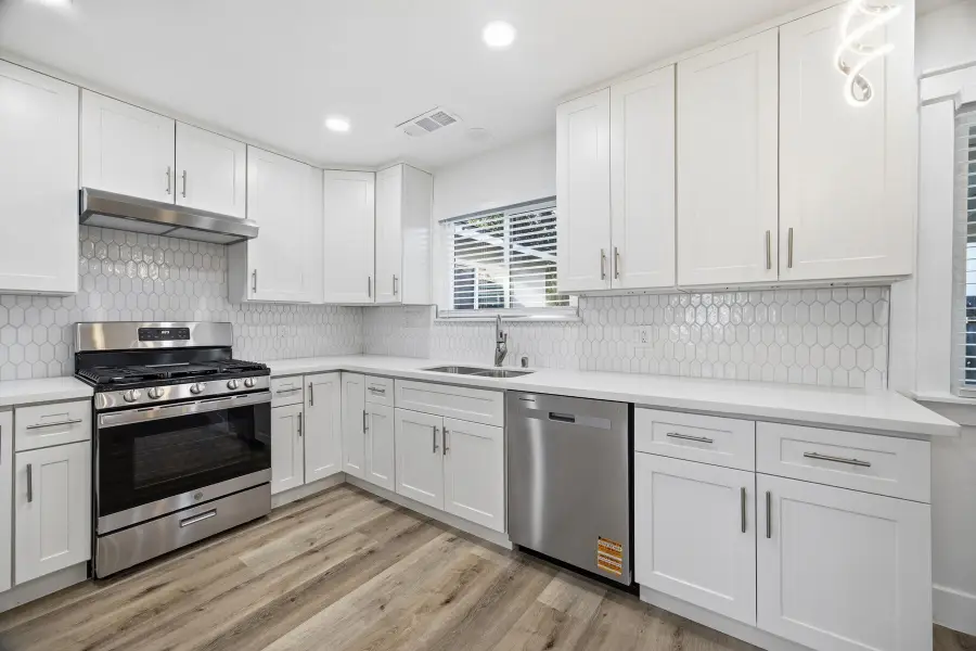 123 E Berkeley Avenue, Tulare, CA 93274 - #2