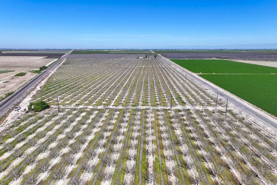 91 E Harlan Avenue, Laton, CA 93242 - #2