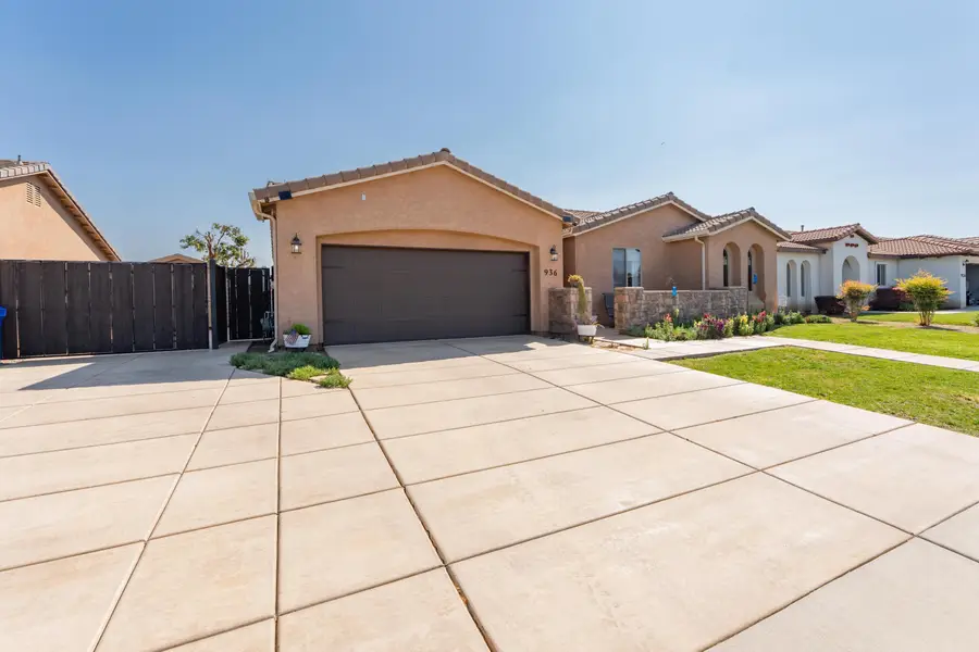 936 N Red Oak Street, Porterville, CA 93257 - #2
