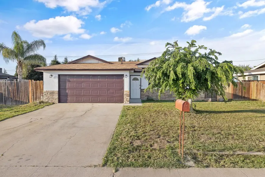 444 E Citrus Drive, Farmersville, CA 93223 - #2