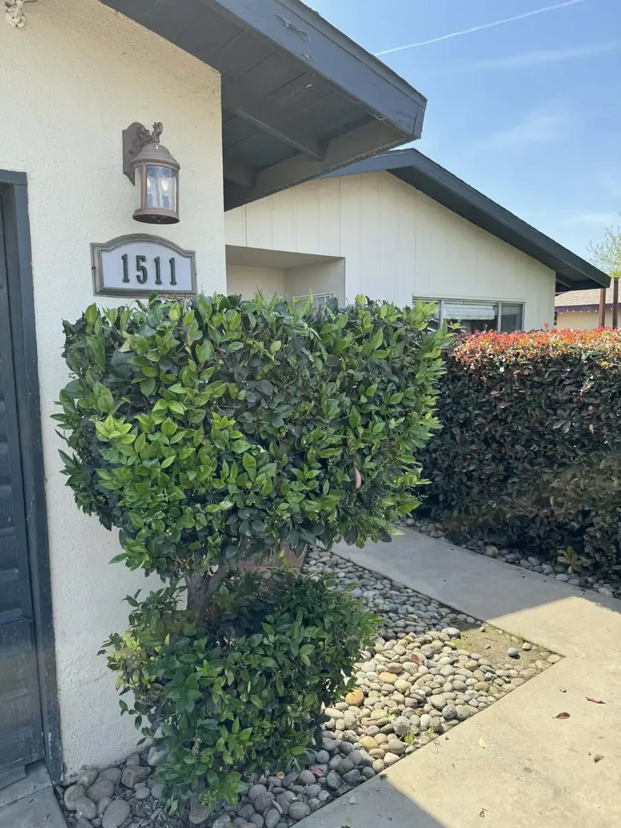 1511 W Sunnyside Avenue, Visalia, CA 93277 - #2