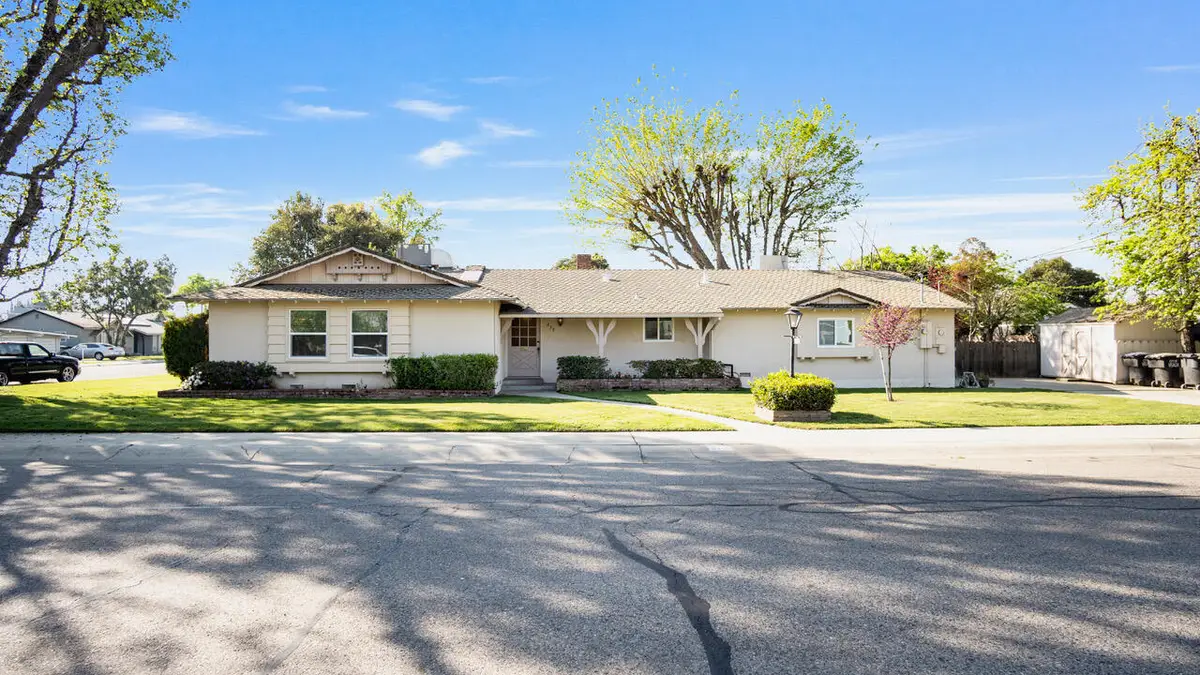 217 W Laura Avenue, Visalia, CA 93277 - #1
