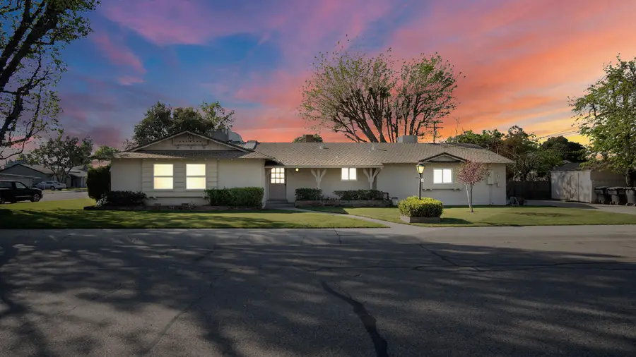 217 W Laura Avenue, Visalia, CA 93277 - #2