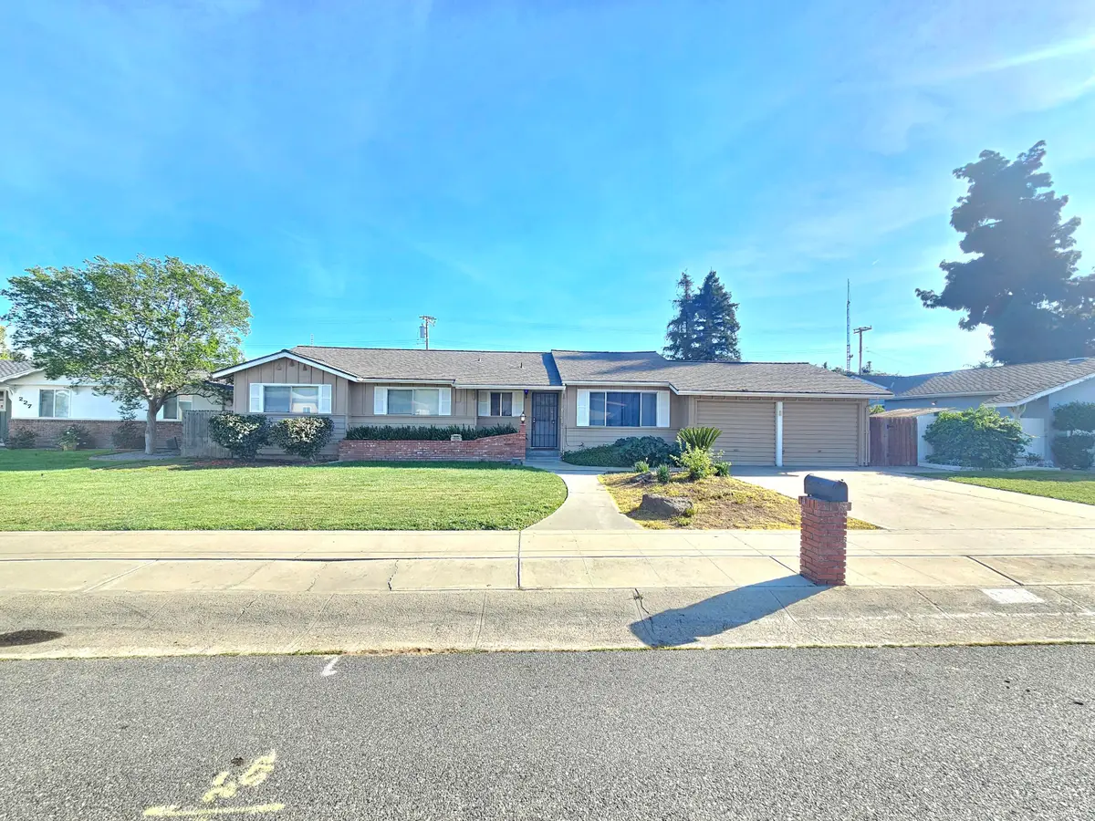 211 E Gail Avenue, Tulare, CA 93274 - #1