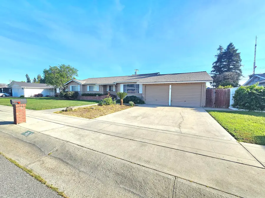 211 E Gail Avenue, Tulare, CA 93274 - #2