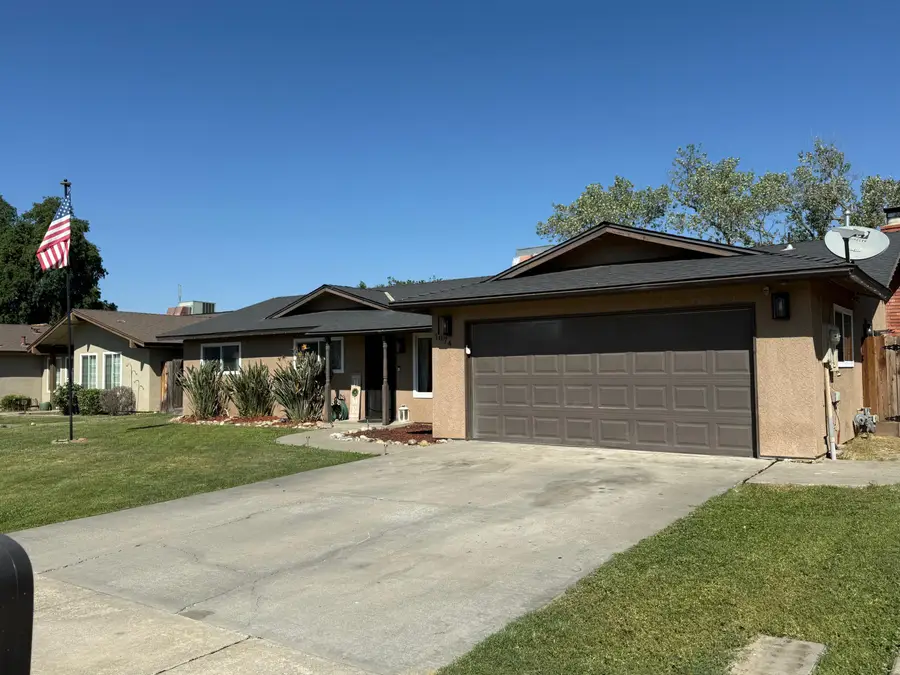 1074 Raymond Road, Hanford, CA 93230 - #2