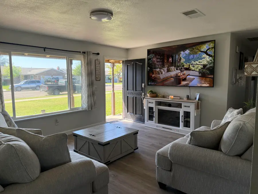 1074 Raymond Road, Hanford, CA 93230 - #3