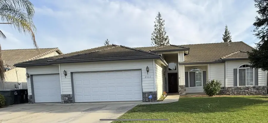 2537 W Clinton Avenue, Visalia, CA 93291 - #2