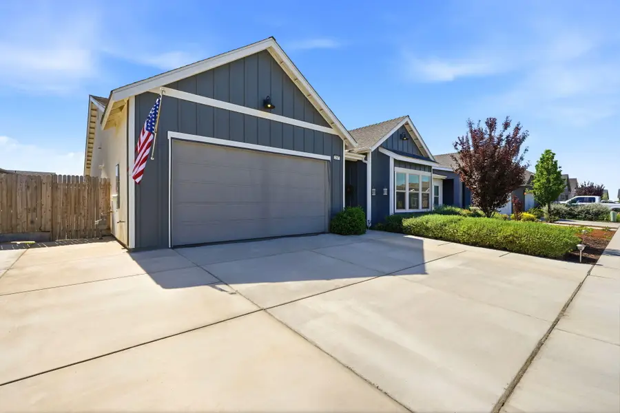 2587 W Heather Lane, Hanford, CA 93230 - #3