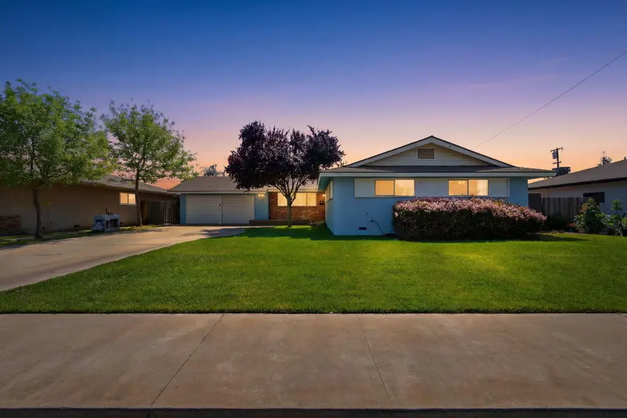 289 W Cypress Avenue, Reedley, CA 93654 - #2