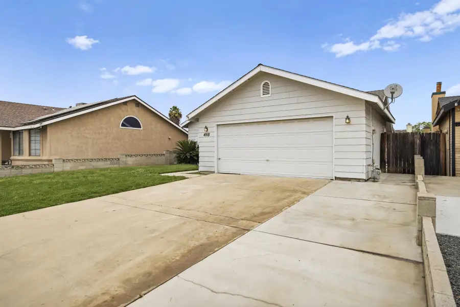 4918 W Chestnut Avenue, Visalia, CA 93277 - #2