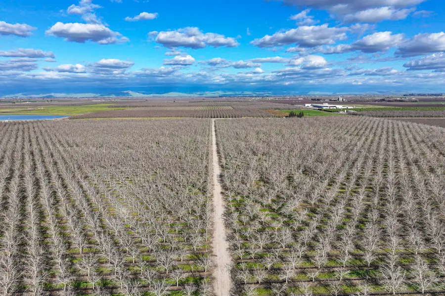 3012 N Oakmore Road, Tulare, CA 93274 - #3