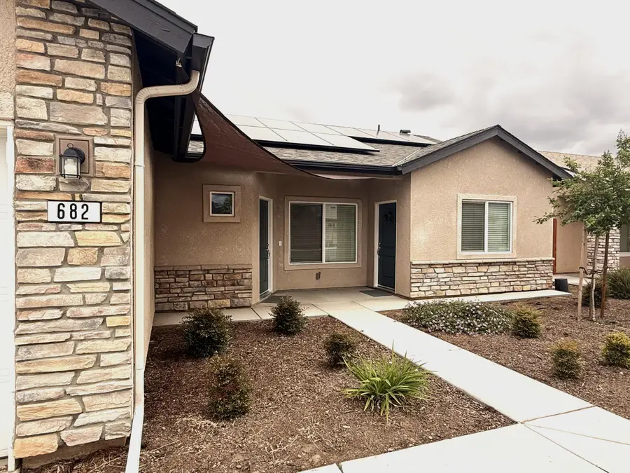 682 W Pin Oak Avenue, Porterville, CA 93257 - #2