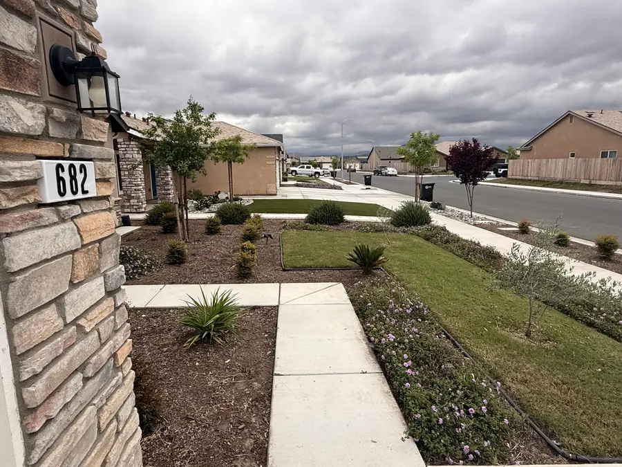 682 W Pin Oak Avenue, Porterville, CA 93257 - #3