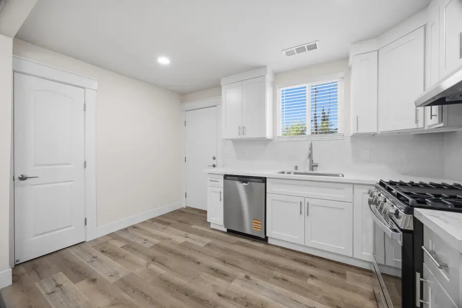 838 W Harold Avenue, Visalia, CA 93291 - #2