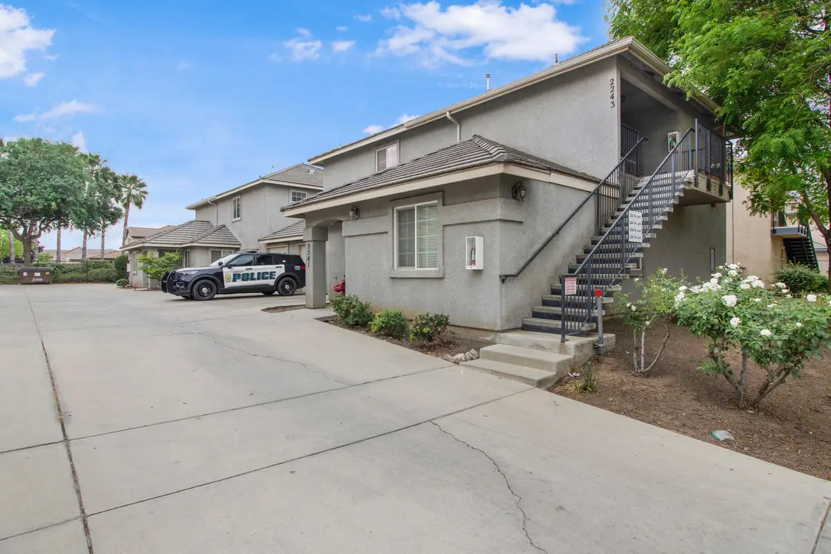 2241 W Lark Avenue, Visalia, CA 93291 - #1