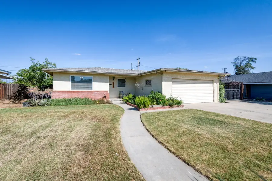636 N Newton Drive, Dinuba, CA 93618 - #3