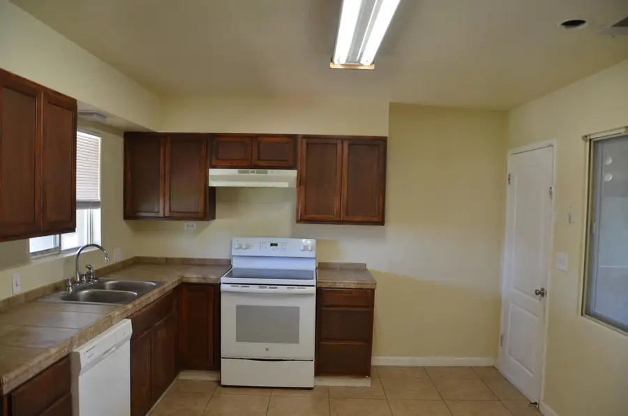 320 Byron Court, Lemoore, CA 93245 - #2