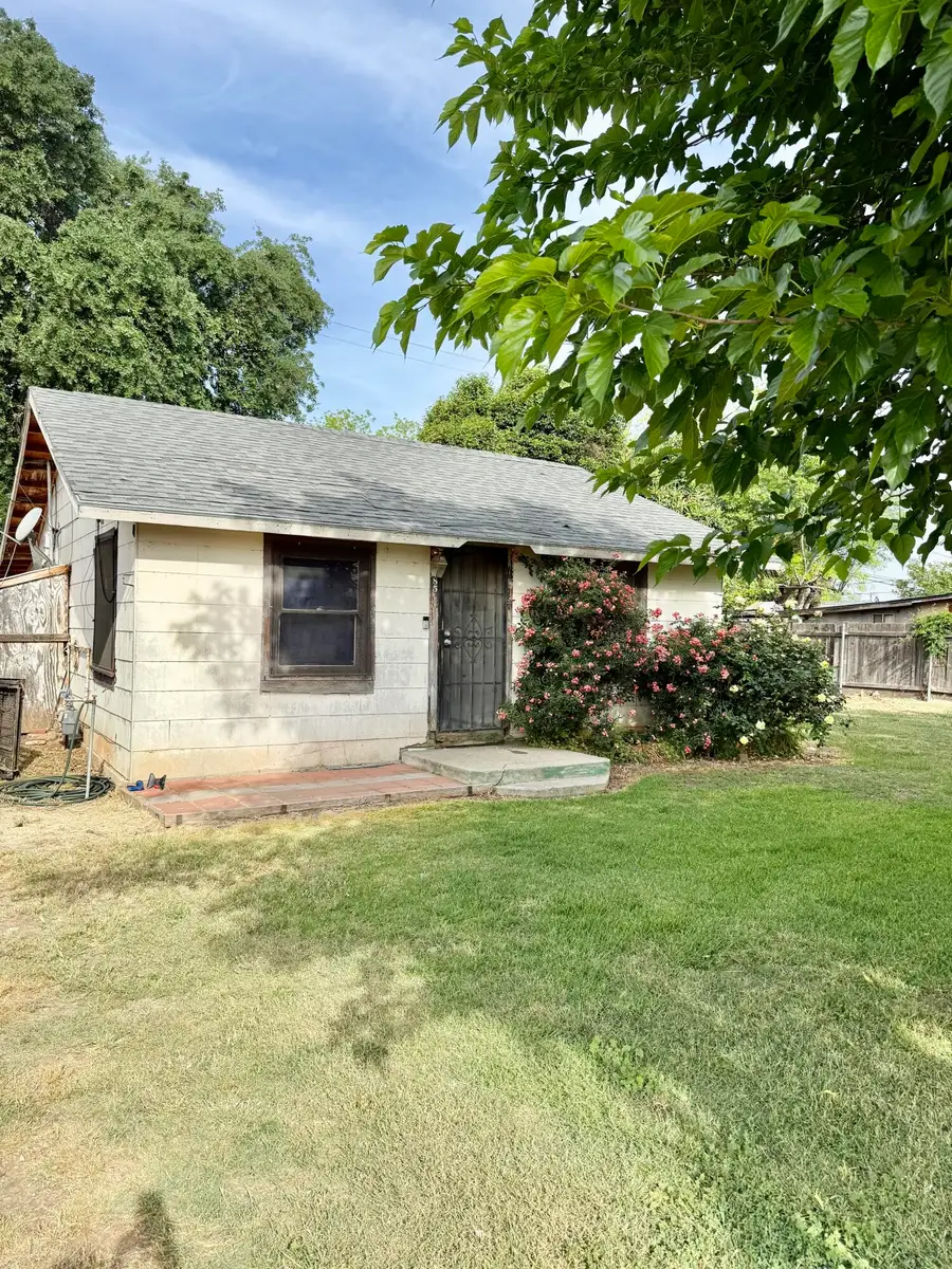 585 S Valencia Boulevard, Woodlake, CA 93286 - #3