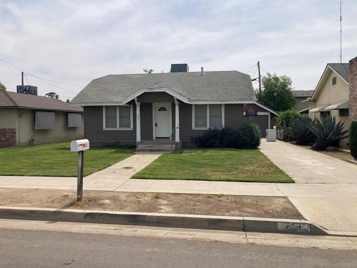 639 E San Joaquin Avenue, Tulare, CA 93274 - #1