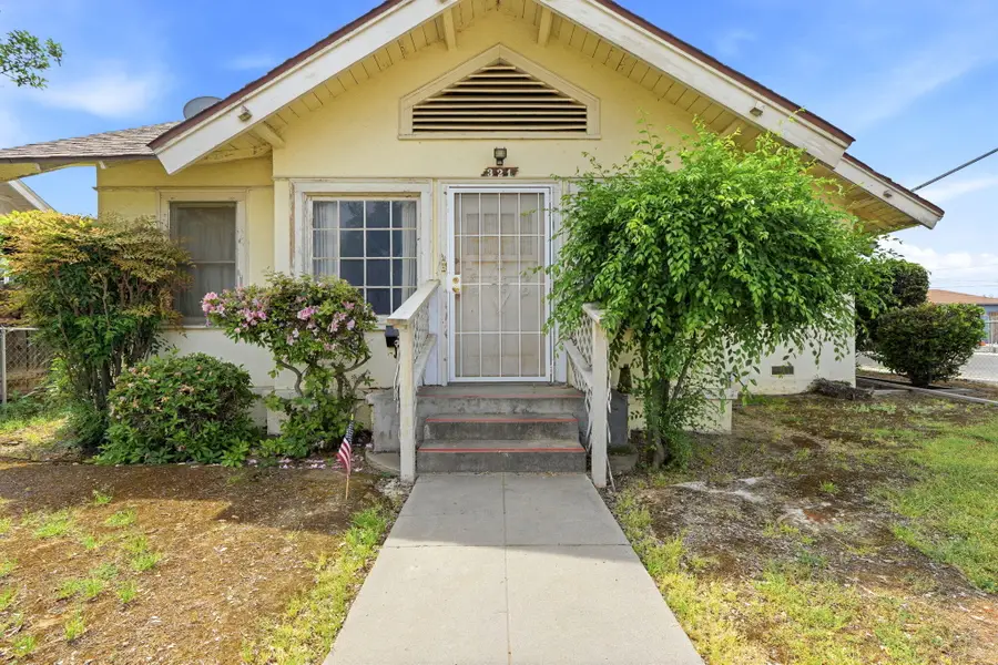 321 W Kanai Avenue, Porterville, CA 93257 - #2
