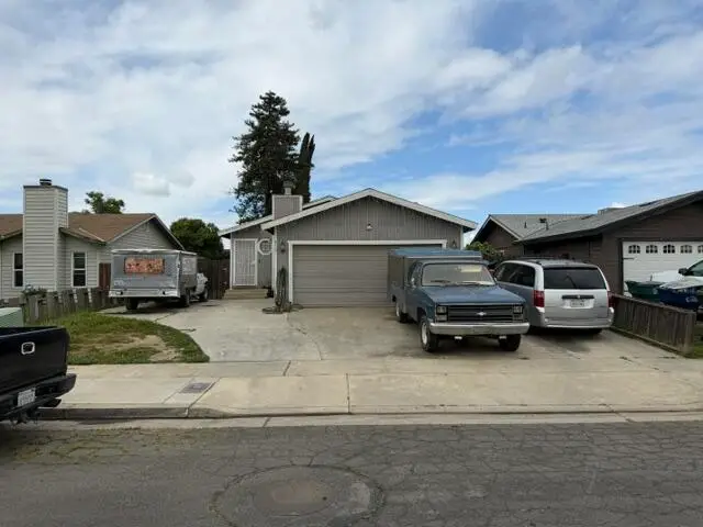 819 Belmont Street, Tulare, CA 93274 - #1