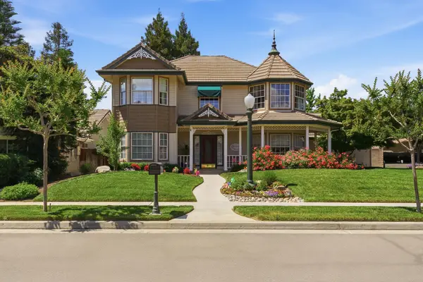 2320 SW Cottonwood Circle, Visalia, CA 93277